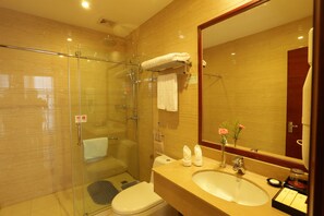 ビジネス スイート | バスルーム | シャワー、レインフォールシャワー、バスアメニティ (無料)、ヘアドライヤー