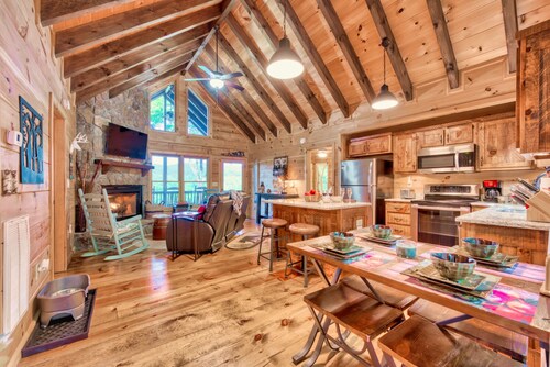 Picturesque Cabin - Hot Tub, Fire Pit, Dog Friendly, Near Ellijay & Blue Ridge!