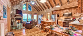 Picturesque Cabin - Hot Tub, Fire Pit, Dog Friendly, Near Ellijay & Blue Ridge!