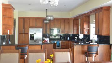 Jääkaappi, mikroaaltouuni, uuni, liesi