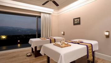 Couples treatment room(s), sauna, hot tub, steam room