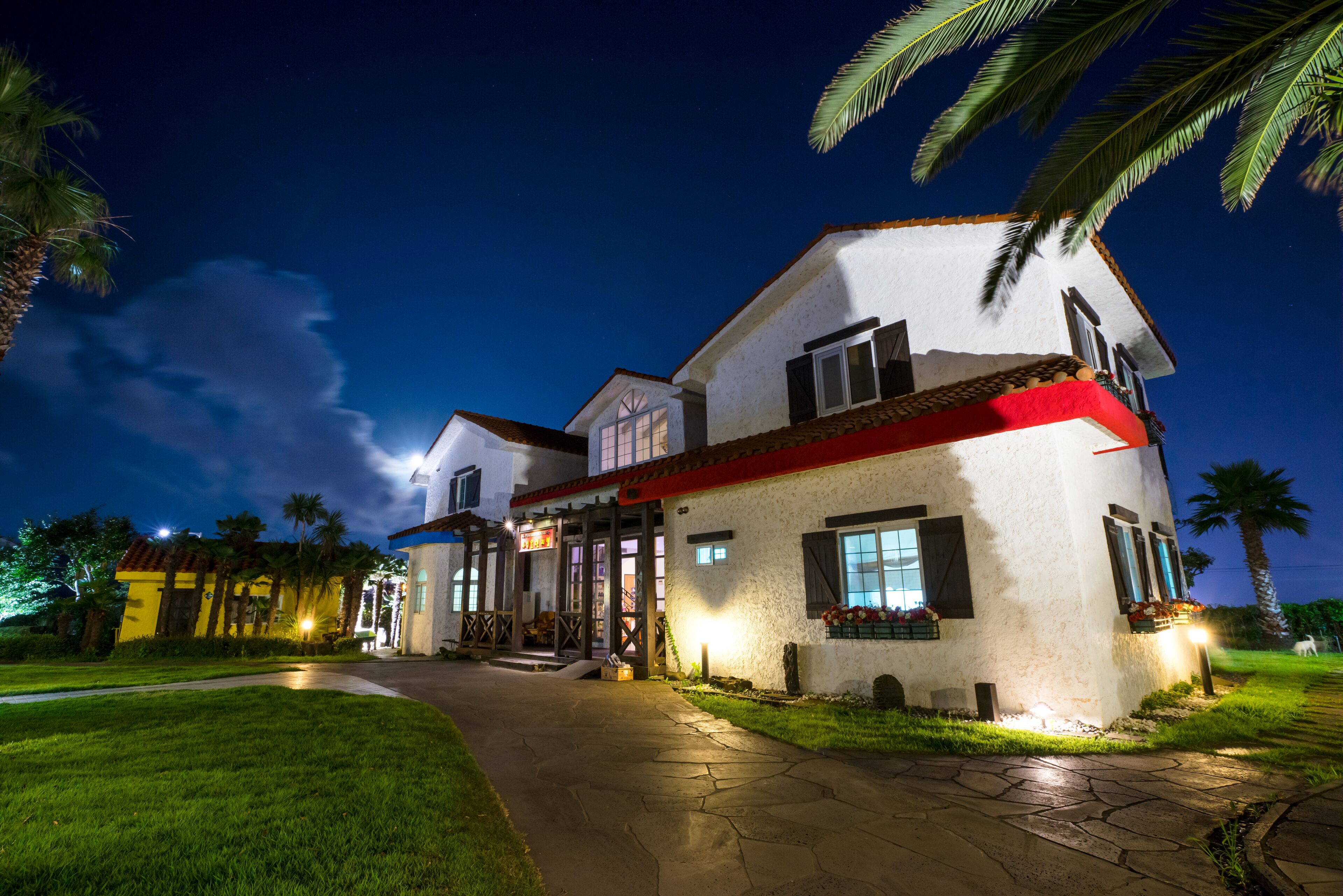 住宿正面 - 傍晚/夜晚