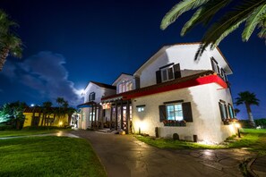 Façade de l’hébergement - soirée/nuit