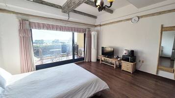 Decoración personalizada, muebles diferentes y cortinas blackout