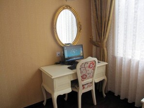 Deluxe Twin kamer | Een bureau, verduisterende gordijnen, gratis wifi