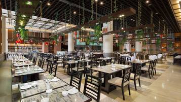 Daily buffet breakfast (CNY 98 per person)