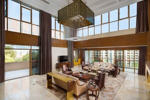 迷你吧、客房内保险箱、办公桌、遮光窗帘