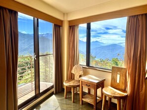 Chambre Quadruple, balcon, vue montagne | Restauration dans la chambre