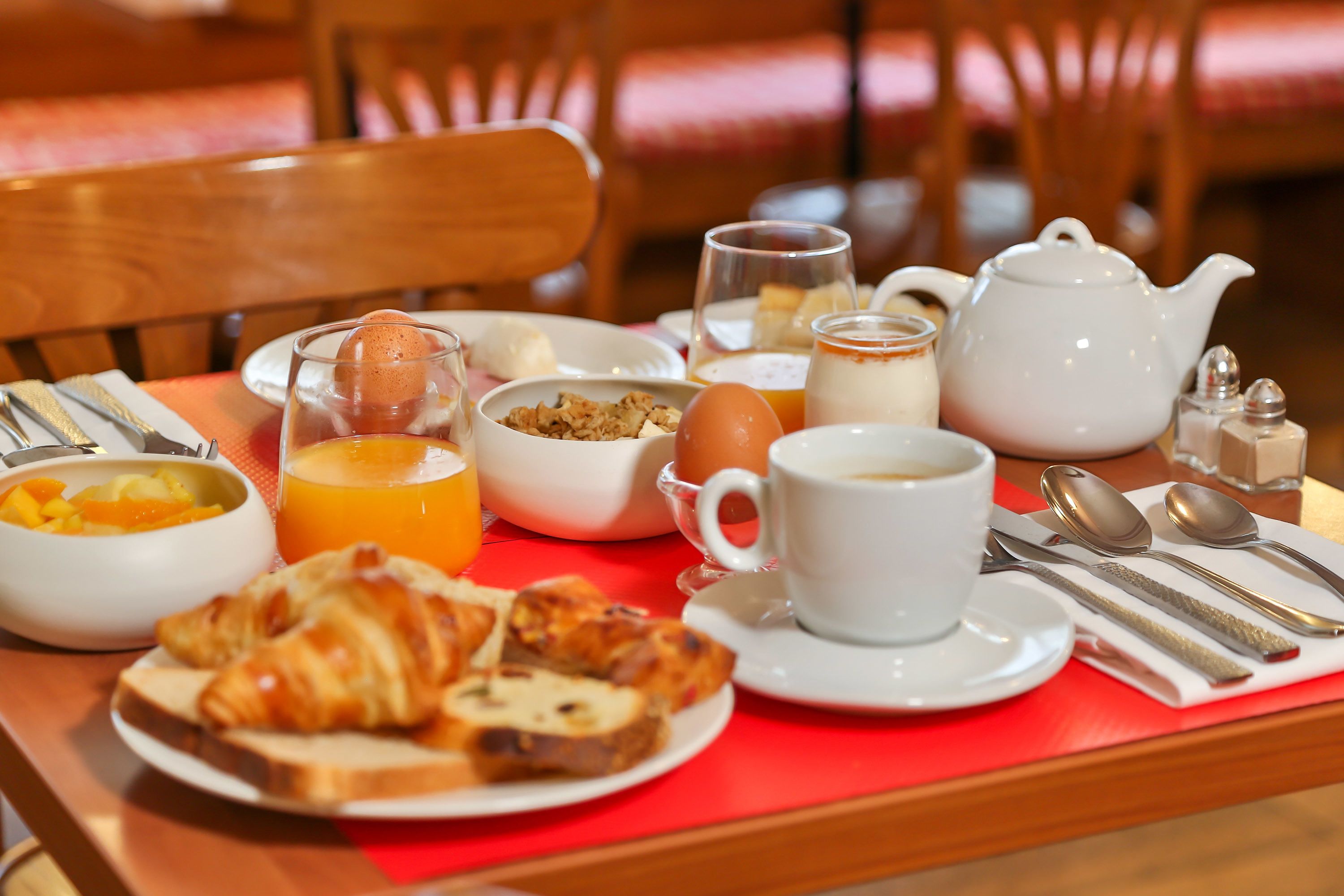 daily continental breakfast (eur 15 per person)