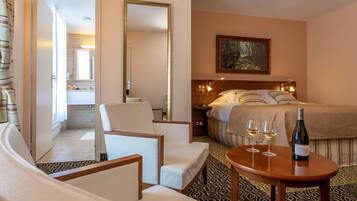 Ropa de cama de alta calidad, minibar y escritorio