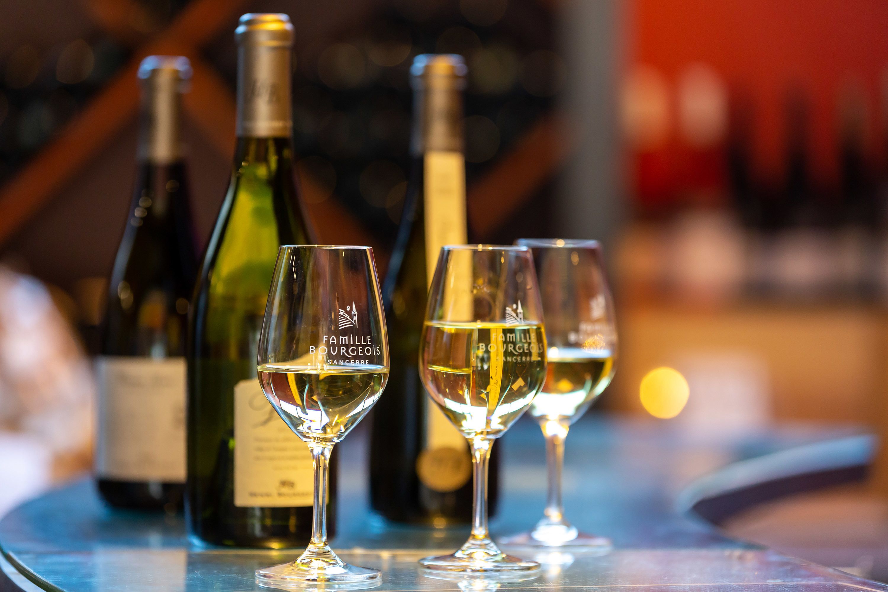 Un ambiente da bar con bottiglie e bicchieri di vino.
