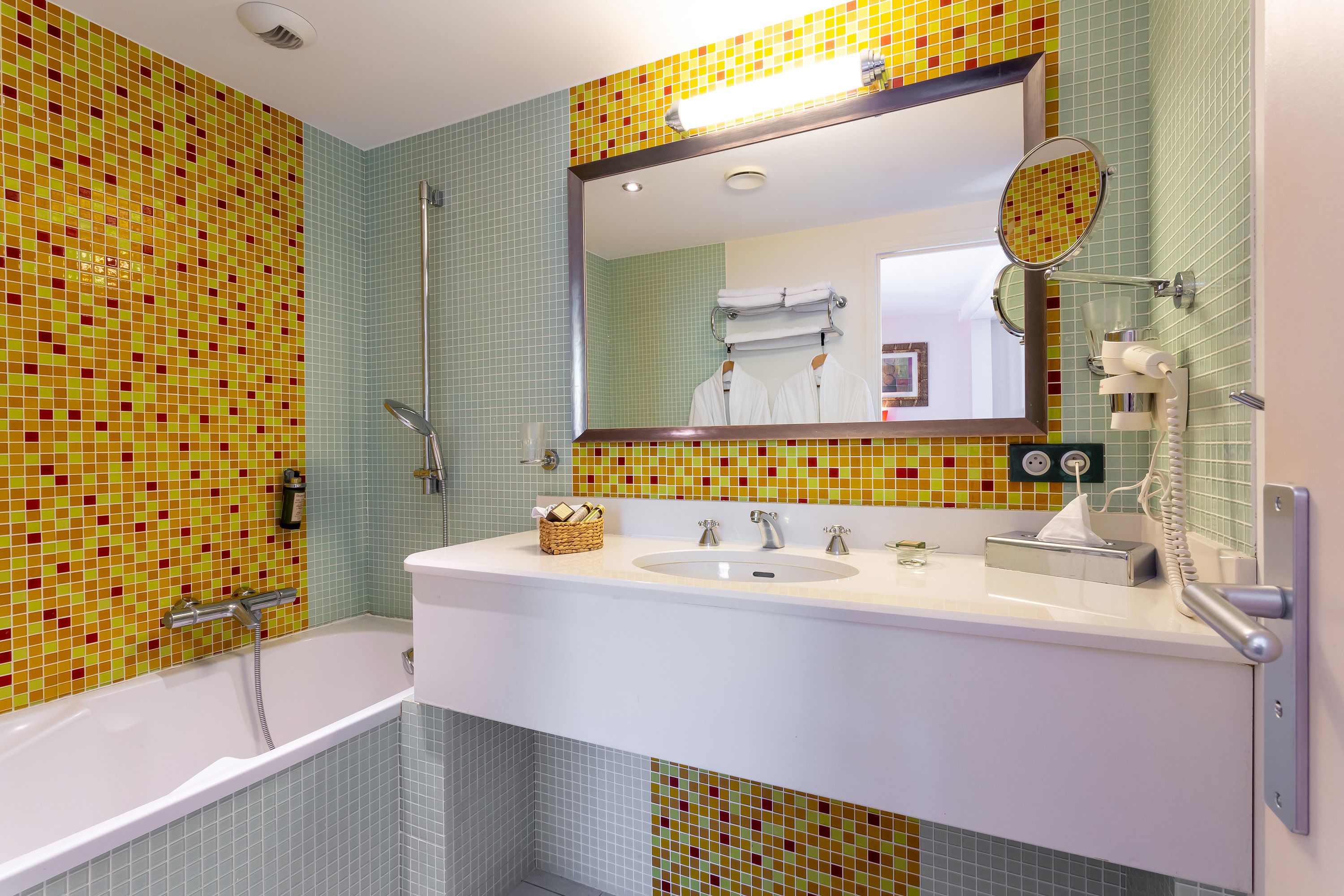 family suite (evasion) | bathroom | rainfall showerhead, free toiletries, hair dryer, bathrobes