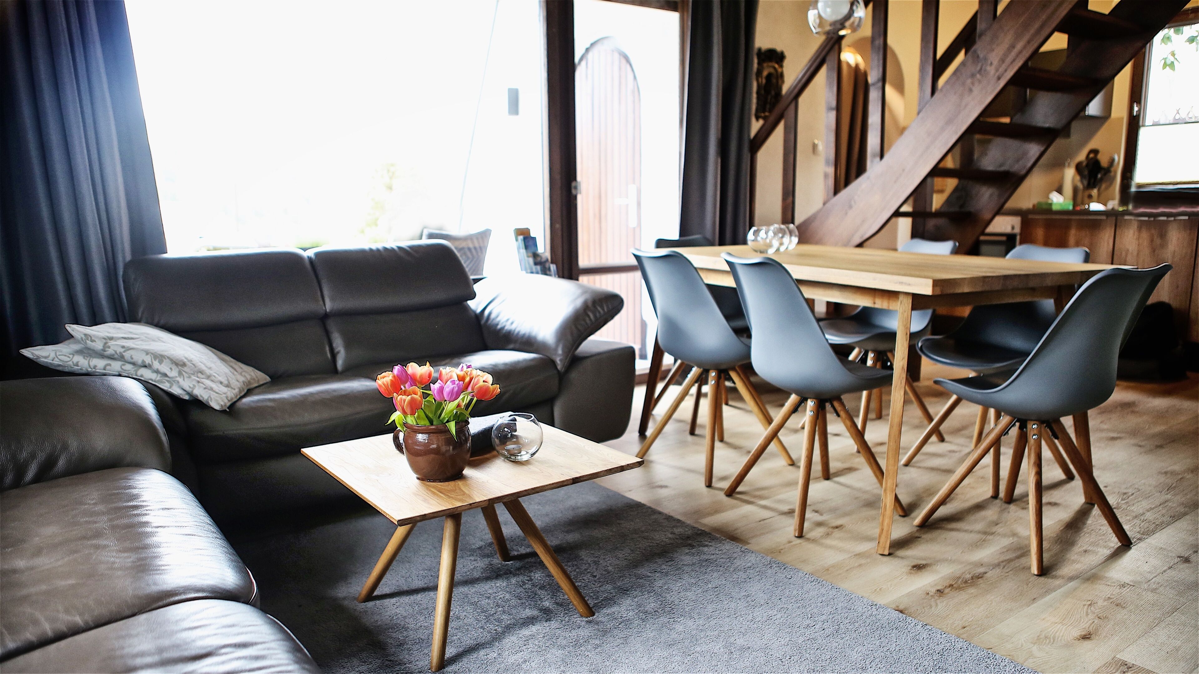 コンフォート ハウス 2 ベッドルーム 禁煙 ガーデンビュー | リビング エリア | 65 インチの薄型テレビ (ケーブル放送視聴可)、テレビ、暖炉