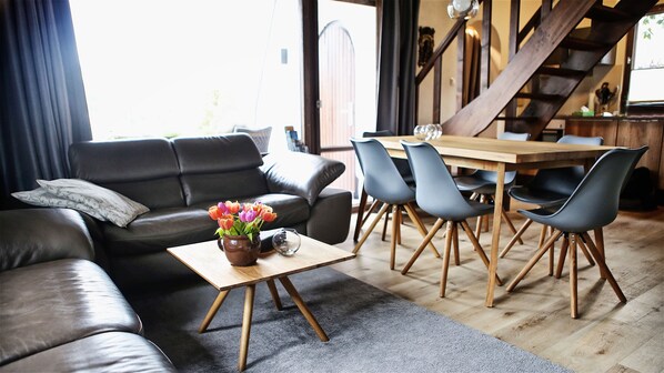 Comfort-Ferienhaus, Mehrere Betten, Nichtraucher, Gartenblick  | Wohnbereich | 65-Zoll-Flachbildfernseher mit Kabelempfang, Fernseher, Kamin