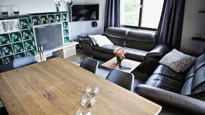 Comfort-Ferienhaus, Mehrere Betten, Nichtraucher, Gartenblick  | Wohnbereich | 65-Zoll-Flachbildfernseher mit Kabelempfang, Fernseher, Kamin