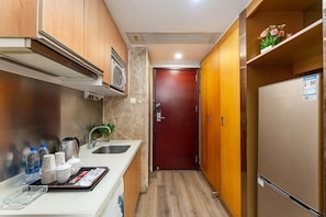 Escritorio, cortinas blackout y tabla de planchar con plancha
