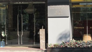 The entrance to a building with a sign indicating it is an apartment complex. - Guangzhou Damei Apartment (Guangzhou)