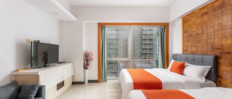 Tvåbäddsrum | Skrivbord, mörkläggningsgardiner, strykjärn/strykbräda och gratis wi-fi