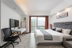 Escritorio, cortinas blackout y tabla de planchar con plancha