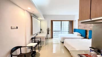 Habitación con 2 camas individuales | Escritorio, cortinas opacas, tabla de planchar con plancha y wifi gratis