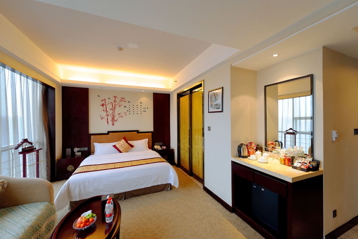 Kamar Double Superior | Minibar, brankas, meja kerja, dan tirai kedap cahaya