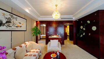 Deluxe Suite | Minibar, in-room safe, desk, blackout curtains