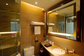 Standard Double Room | Bathroom | Free toiletries, hair dryer, bathrobes, slippers - Xingsha Huatian Grand Hotel (Changsha)
