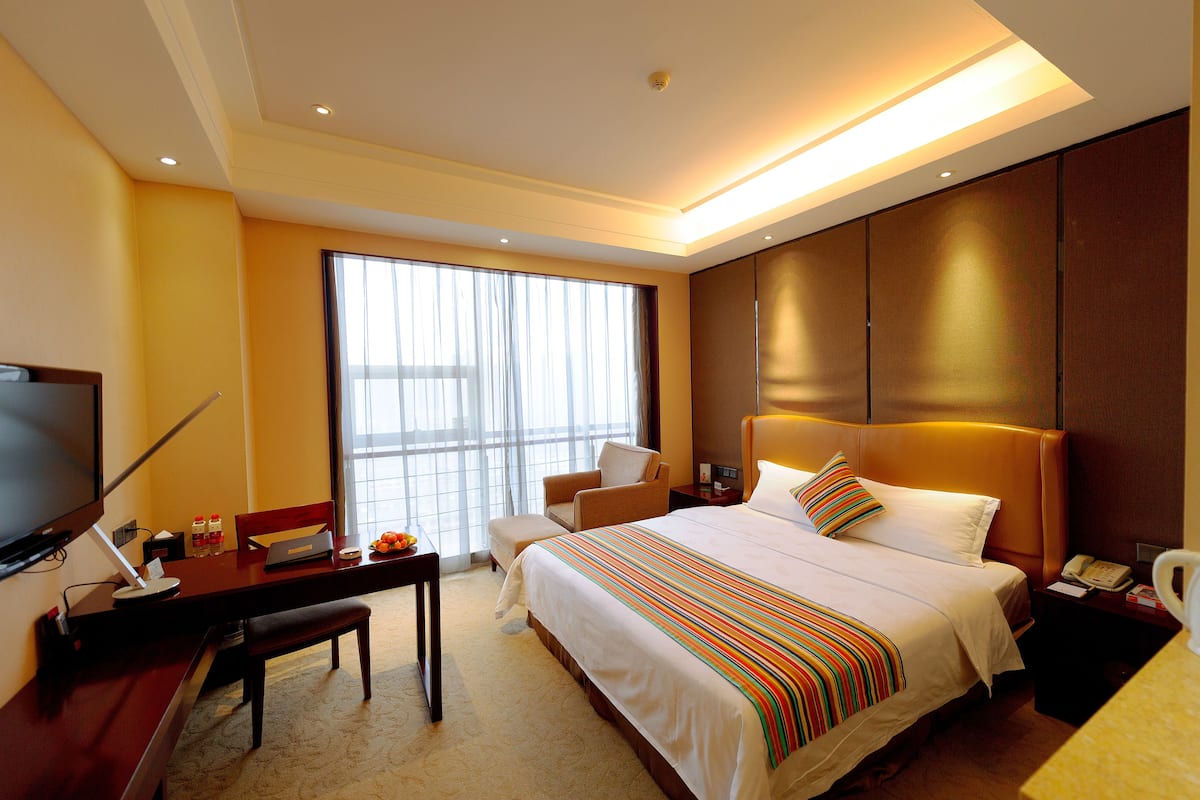 Kamar Double Standar | Minibar, brankas, meja kerja, dan tirai kedap cahaya