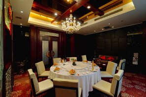 2 restaurants; breakfast, lunch, and dinner served