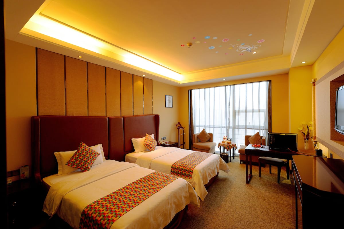 Kamar Twin Comfort | Minibar, brankas, meja kerja, dan tirai kedap cahaya