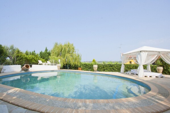 Outdoor pool, pool umbrellas, pool loungers - Bozis Private Pool Villa by Halkidiki Villas (Kassandra)