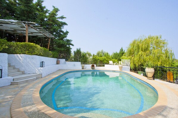 Outdoor pool, pool umbrellas, sun loungers