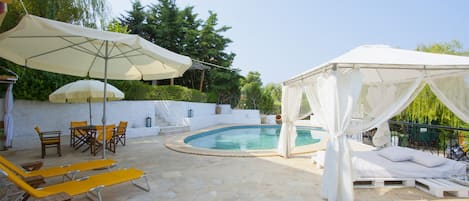 Outdoor pool, pool umbrellas, sun loungers