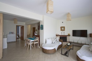 42-inch flat-screen TV with satellite channels - Bozis Private Pool Villa by Halkidiki Villas (Kassandra)