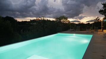 Kolam renang outdoor musiman, dengan payung kolam renang