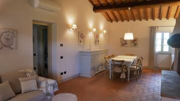 Apartemen Comfort, 2 kamar tidur, pemandangan kolam renang (Acacia) | Makan di kamar