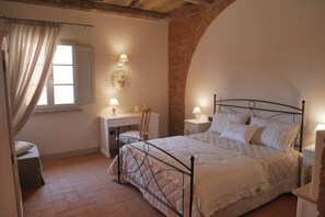 Habitación doble Deluxe (Castagno) | Caja de seguridad en la habitación y muebles diferentes 