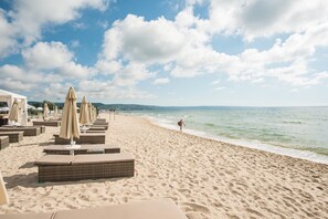 Playa privada, camastros, sombrillas y toallas de playa 