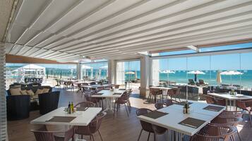 3 restaurants; breakfast, lunch, and dinner served