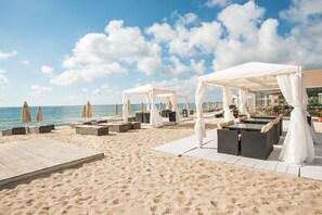 Private beach, sun-loungers, beach umbrellas, beach towels - Effect Algara Beach Club Hotel - All inclusive (Kranevo)