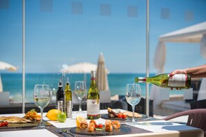 3 restaurantes, se sirven desayunos, comidas y cocina mediterránea