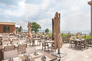 3 か所のレストラン、朝食、ランチ、ディナーに営業 (地中海料理)