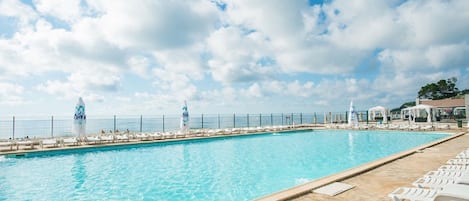 Außenpool, Sonnenschirme, Liegestühle