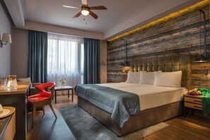 خزنة داخل الغرفة ومكتب وستائر تعتيم وتجهيزات عازلة للصوت