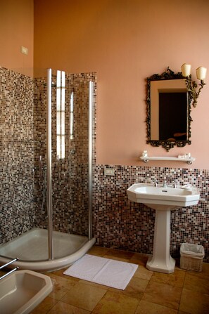 Double Room | Bathroom | Deep soaking tub, rainfall showerhead, slippers, bidet - Villa Valentina (Tradate)