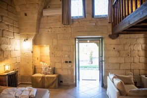 Junior suite, sauna | Luxe beddengoed, donsdekens, pillowtop-bedden, een minibar