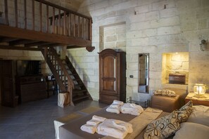 Junior suite, sauna | Luxe beddengoed, donsdekens, pillowtop-bedden, een minibar