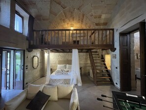 Romantische suite | Luxe beddengoed, donsdekens, pillowtop-bedden, een minibar