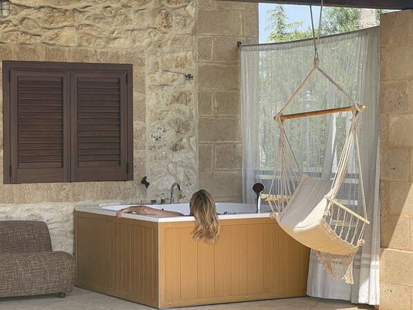 Deluxe appartement, 2 slaapkamers, bubbelbad, aan het zwembad | Luxe beddengoed, donsdekens, pillowtop-bedden, een minibar