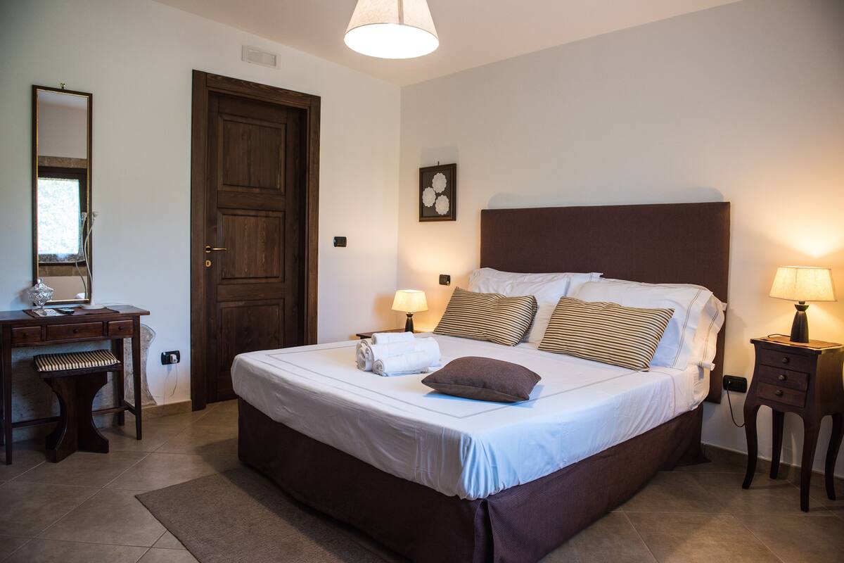 Basic Double Room, Courtyard View | Premium bedding, down duvets, pillow-top beds, minibar